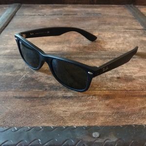 Ray-Ban Matte Black Rubberized New Wayfarer
